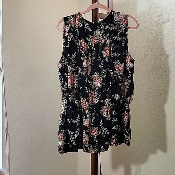 Sleeveless peplum blouse - Picture 2 of 4